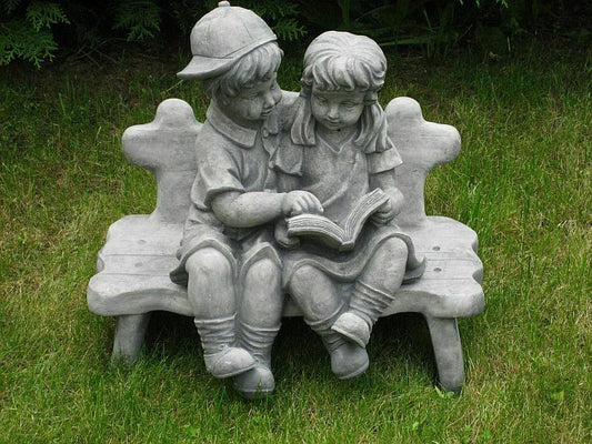 Dzieci na ławce figura betonowa