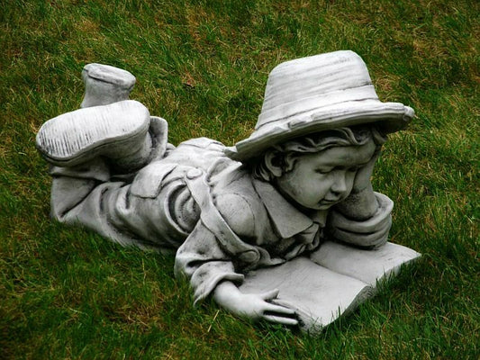 Chłopiec z książką figura betonowa