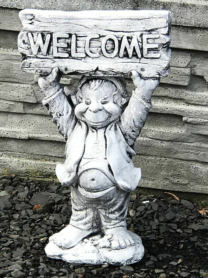 Skrzat „Welcome” figura betonowa