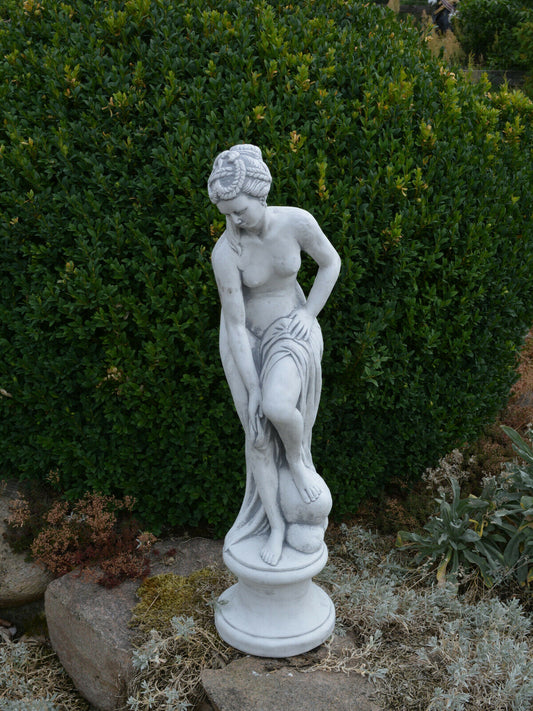 Figura betonowa kobieta Celia