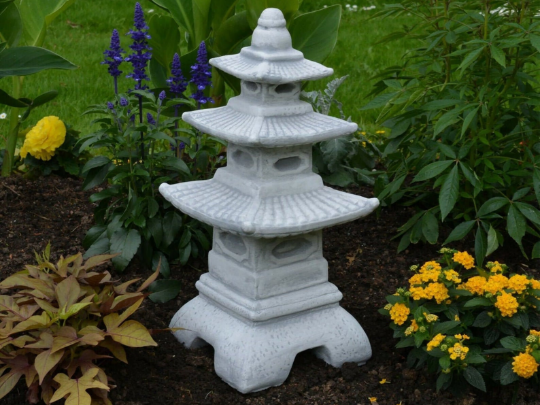 Pagoda Trzypiętrowa Figura betonowa