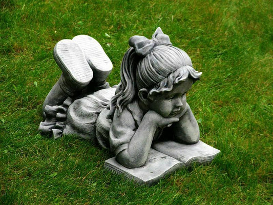 Dziewczynka z książką figura betonowa