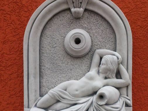 Fontanna przyścienna Kobieta figura betonowa
