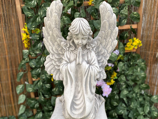 Aniołek modlący się figura betonowa