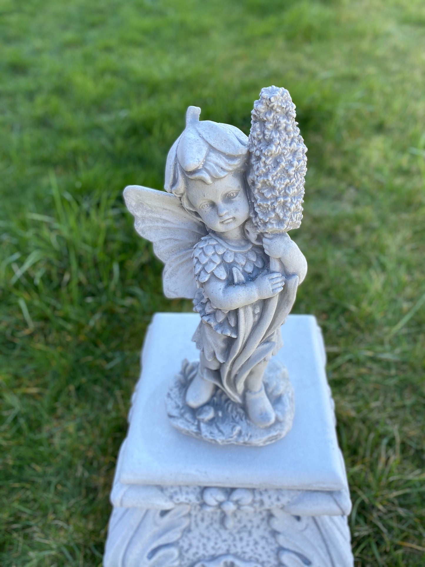 Figura betonowa Chłopczyk Elf z kwiatem