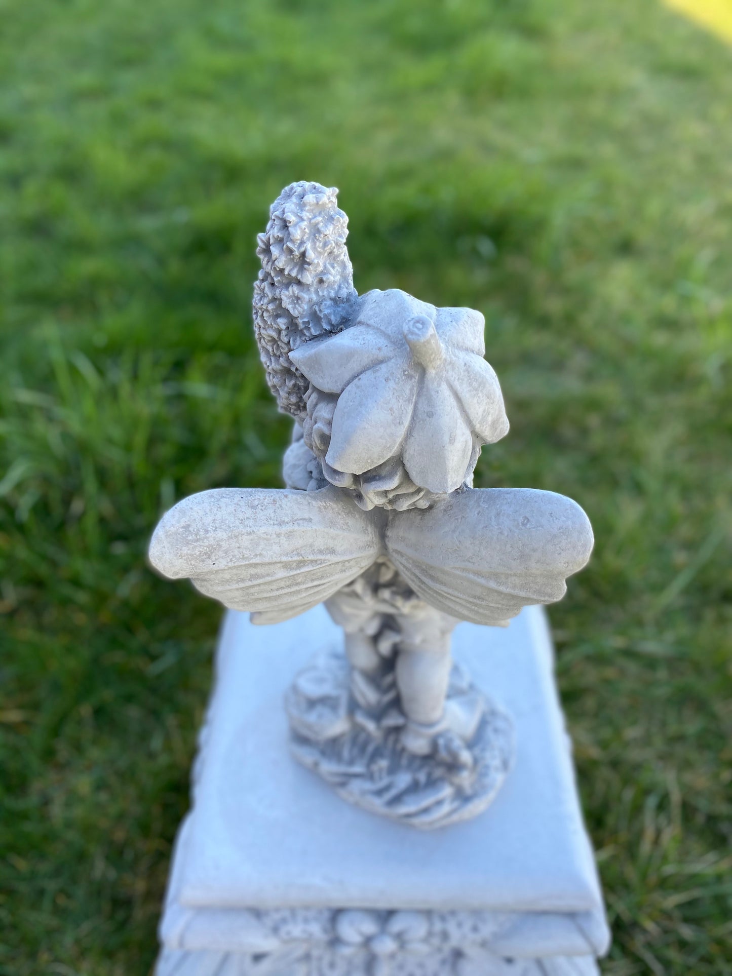 Figura betonowa Chłopczyk Elf z kwiatem