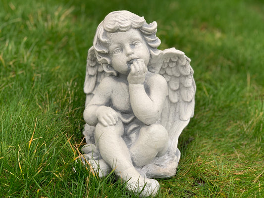 Mały siedzący Aniołek figura betonowa