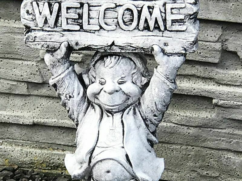 Skrzat „Welcome” figura betonowa