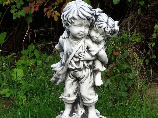 Chłopiec i dziewczynka figura betonowa