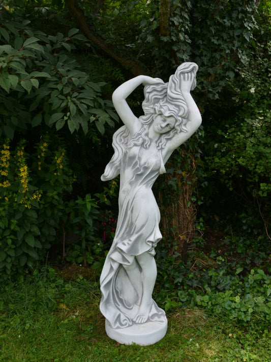 Figura betonowa Kobieta pozująca